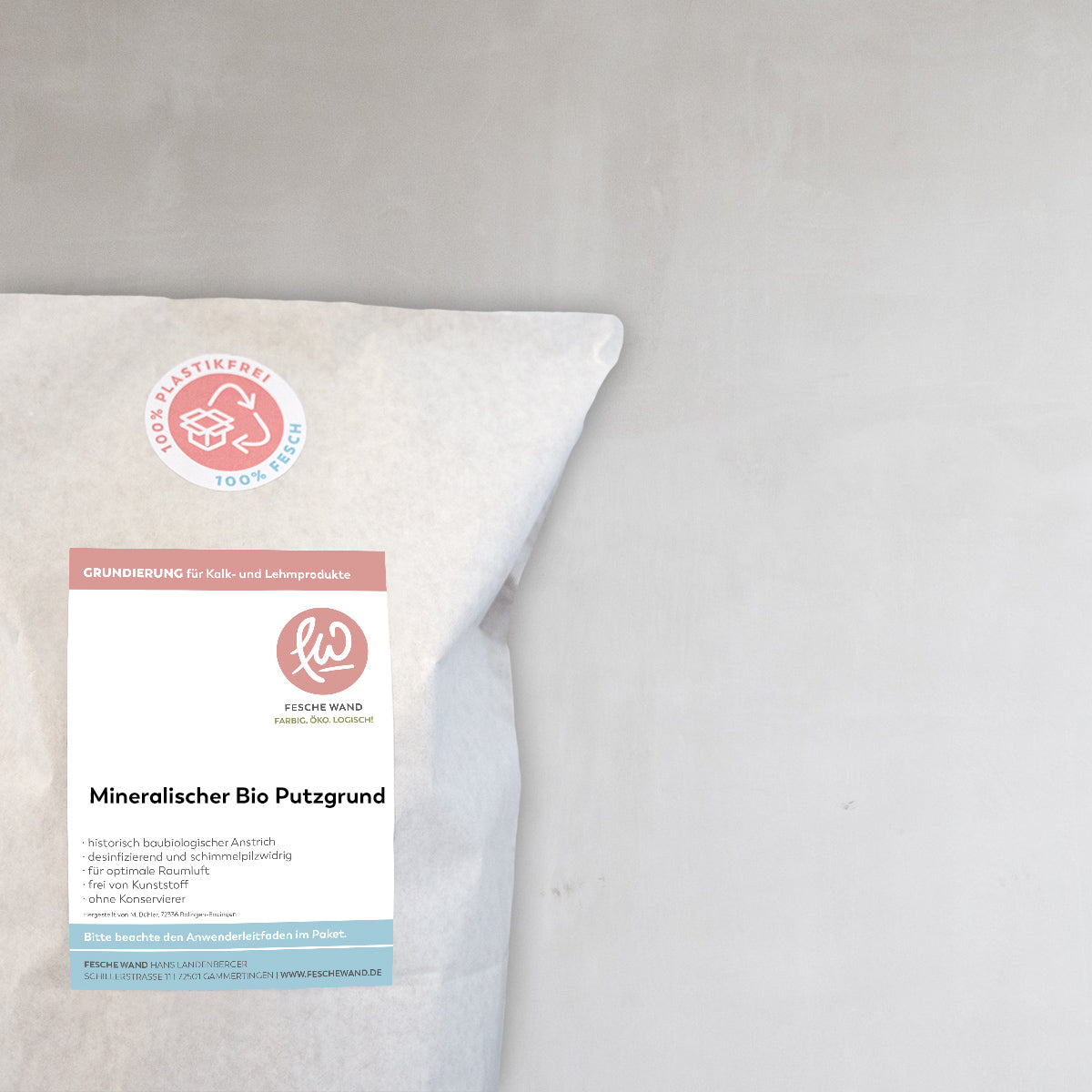 Papiersack mit mineralischem Putzgrund vor grundierter Wand