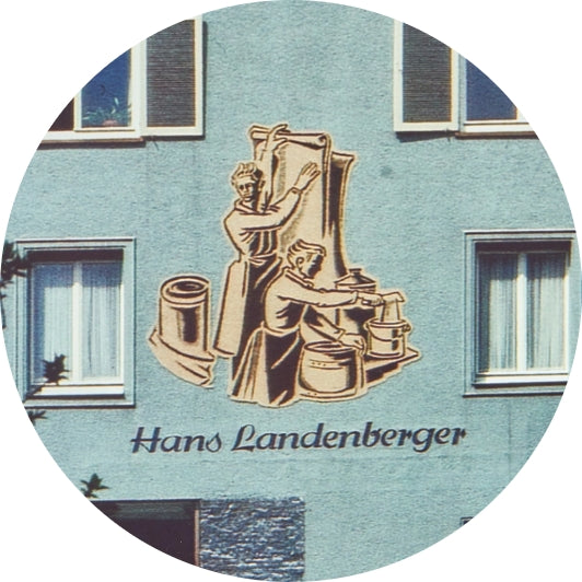 Schriftzug und Scraffito an Hauswand: Hans Landenberger