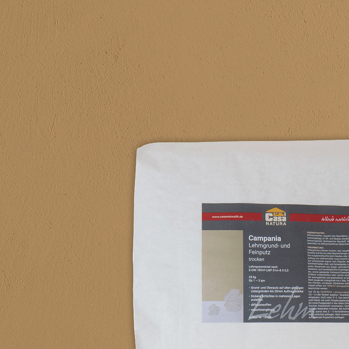 braune Lehmwand mit einem Sack Lehmgrundputz davor